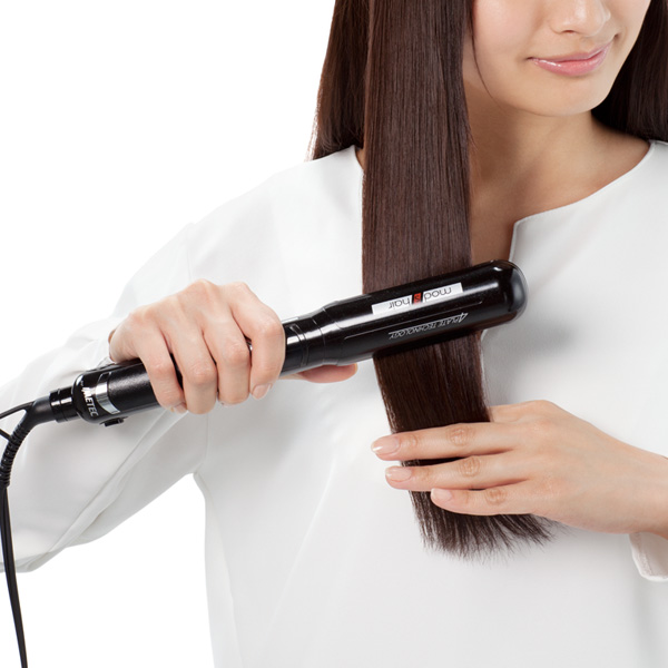 ストレートヘアーにする癖毛女性