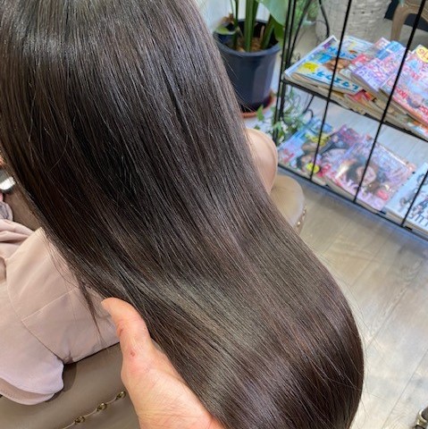 「ダメージを抑えた自然なストレートヘア」