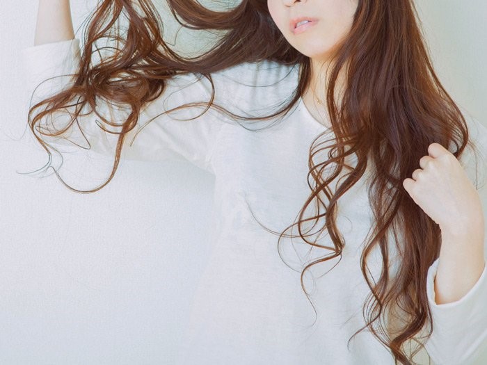 髪の乾燥の原因と対策を解説するイメージ