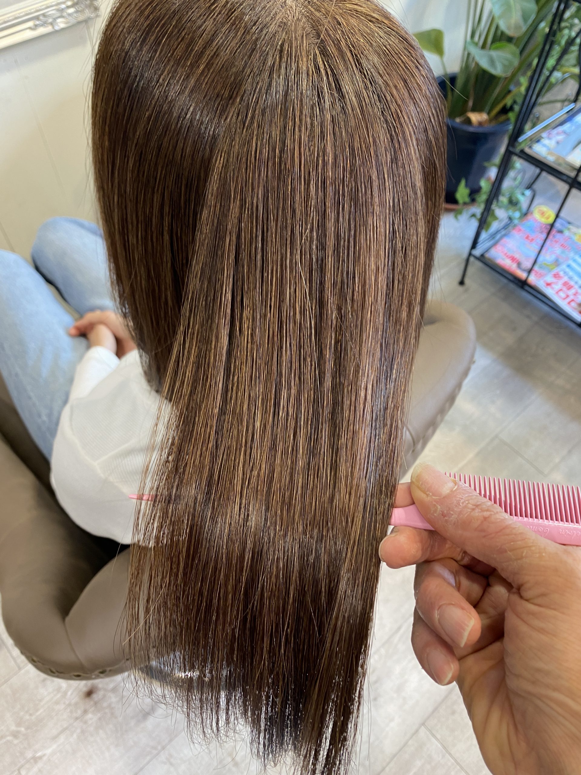 白髪染めを続けてうねり・広がりが出たエイジング毛を、髪質改善縮毛矯正で自然に整えた仕上がり