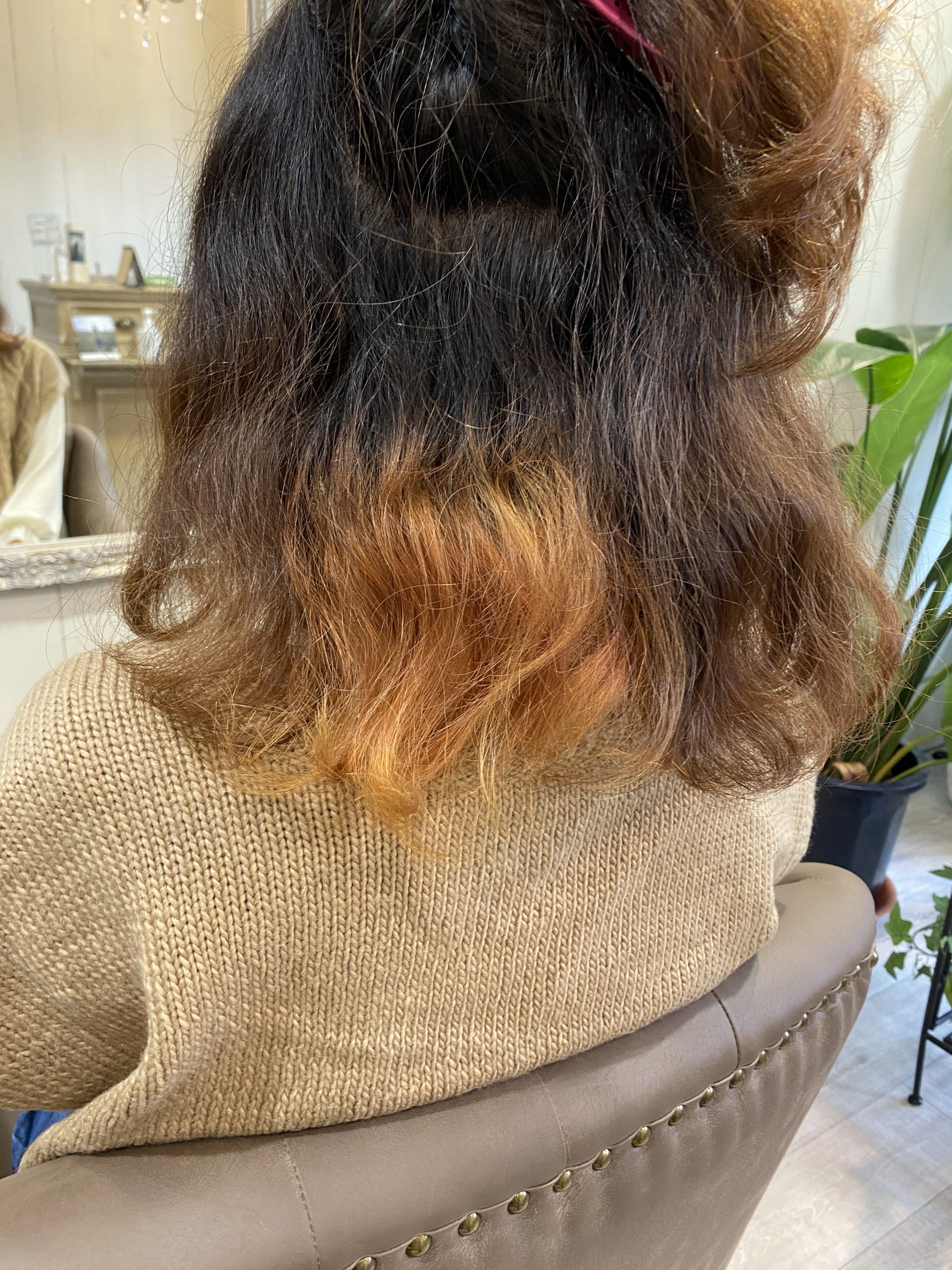 施術前のインナーブリーチ部分のダメージ状態