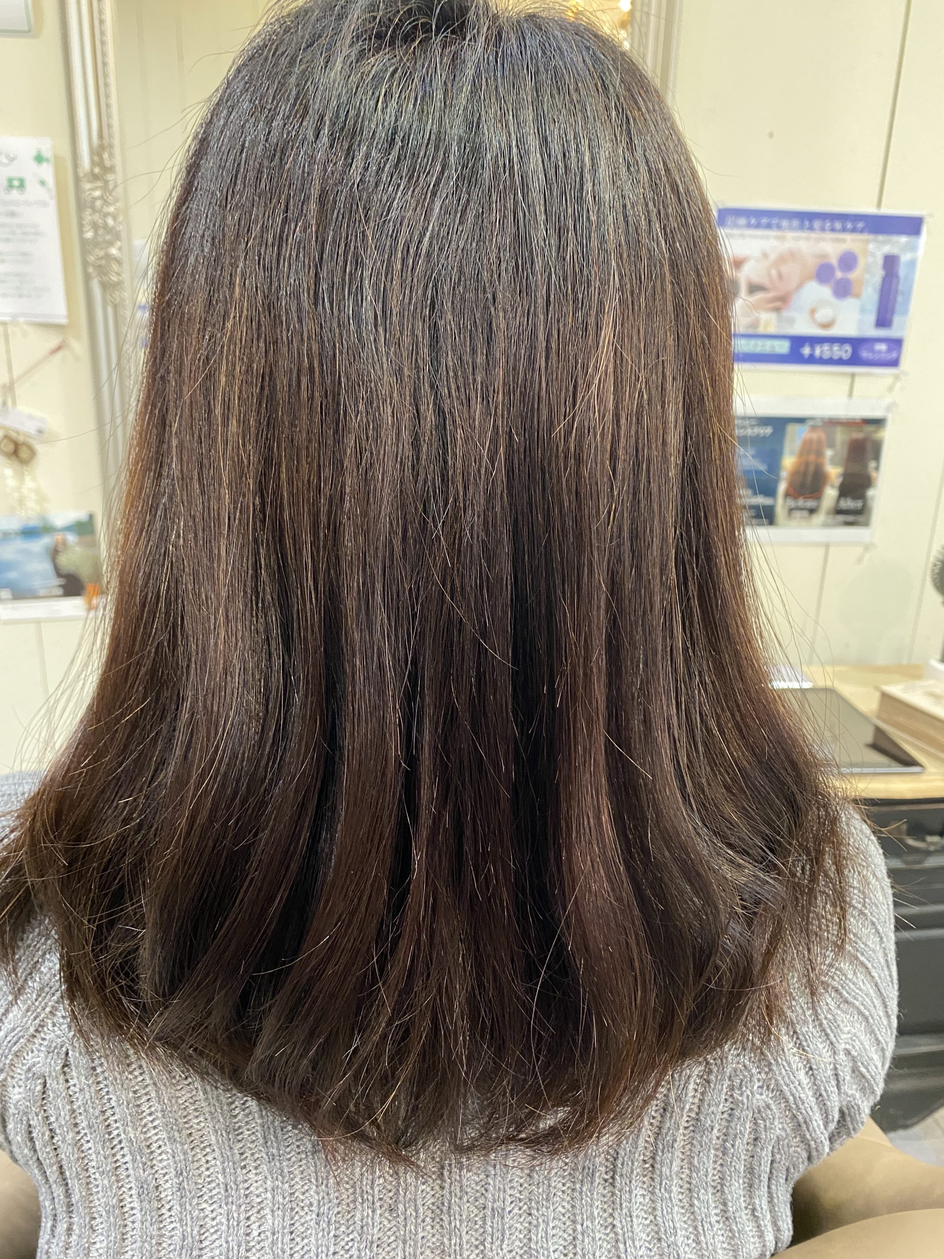 他店施術後で広がりやすく癖が出ている髪