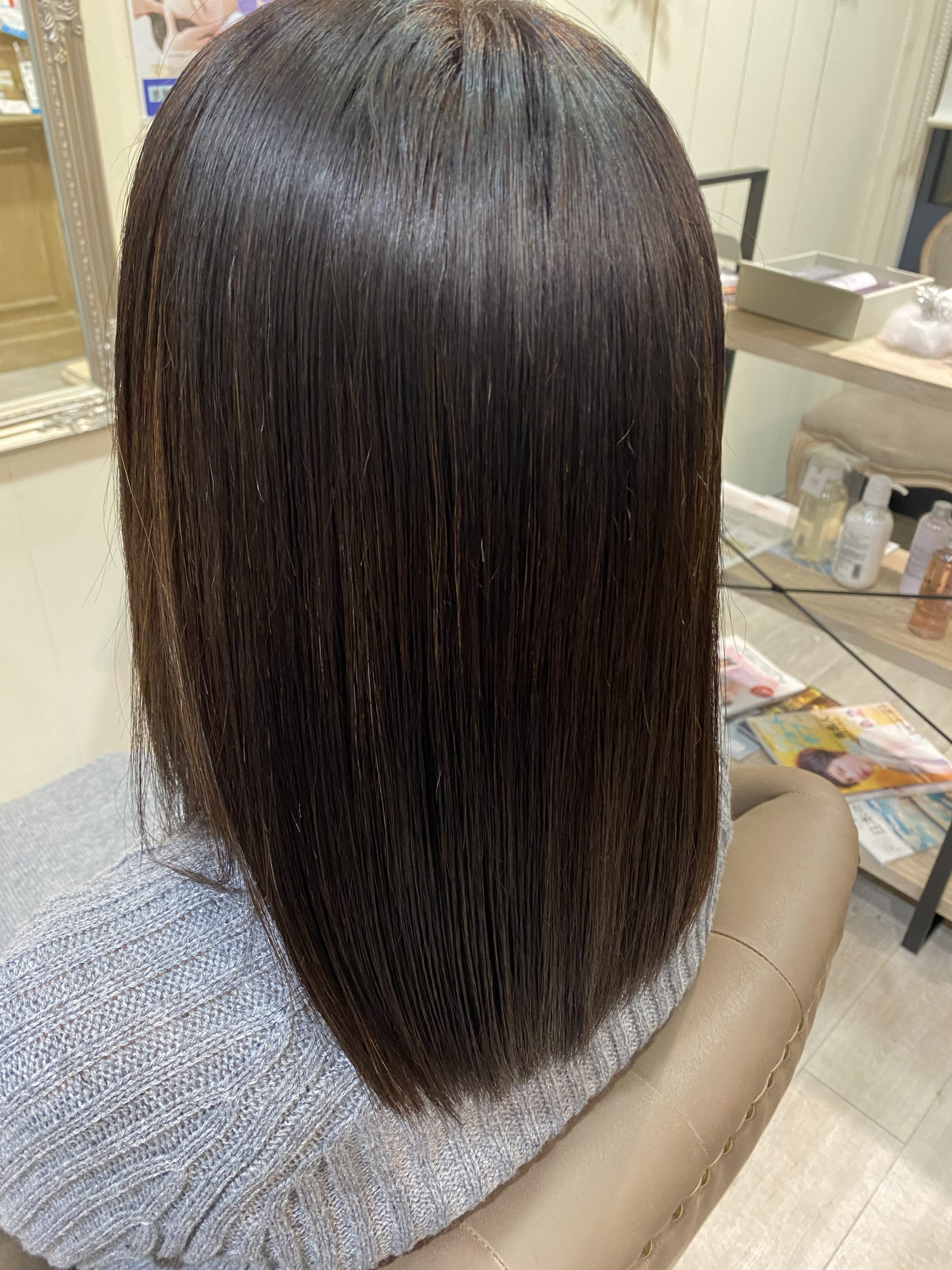 髪質改善縮毛矯正で艶と手触りが改善された髪