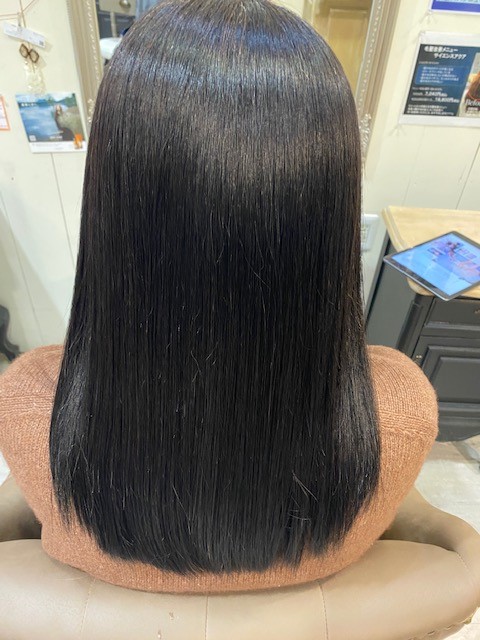 髪質改善縮毛矯正で自然な艶ストレートになった仕上がり