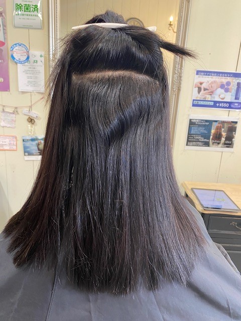 縮毛矯正リタッチ前の状態。根元が約4〜5cm伸び、毛先は矯正履歴が残るがパサつきが見られる。