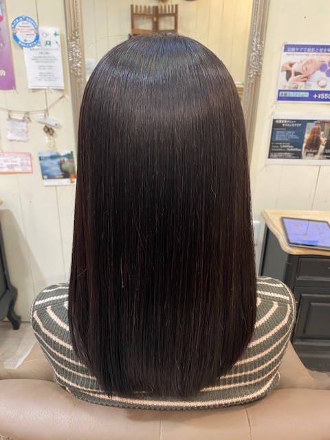 縮毛矯正リタッチ後。根元のみ施術し、毛先はレブリン酸で保護しながら自然な艶を回復。