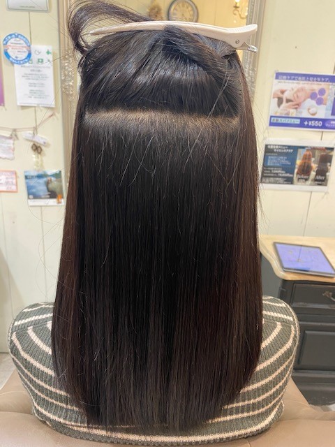 縮毛矯正リタッチ後。根元のみ施術し、毛先はレブリン酸で保護しながら自然な艶を回復。