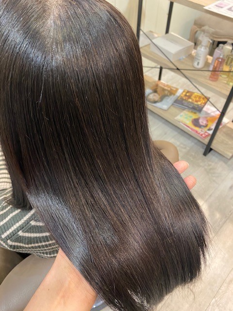 縮毛矯正リタッチ後。根元のみ施術し、毛先はレブリン酸で保護しながら自然な艶を回復。