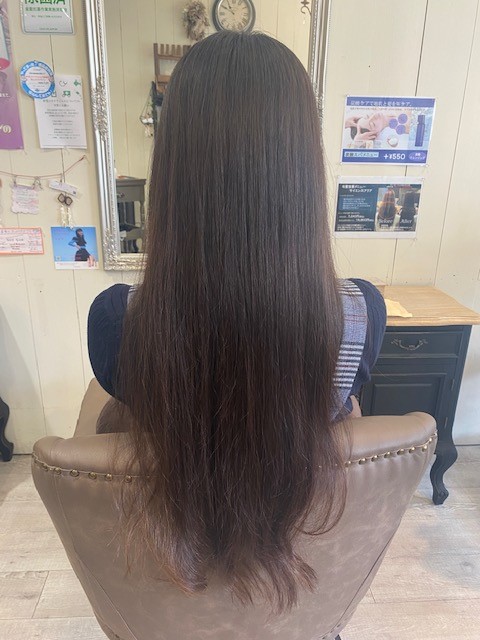 縮毛矯正前でクセやうねりが残る髪