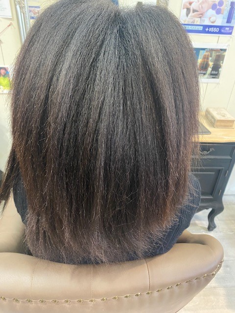 alt="大阪吹田で縮毛矯正 前 ハーフの女性の根元から強いチリチリ縮毛"