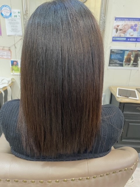 alt="大阪吹田で縮毛矯正後 ハーフの女性の自然なストレートヘア施術事例"
