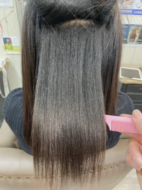 alt="大阪吹田で縮毛矯正後 ハーフの女性の自然なストレートヘア施術事例"

