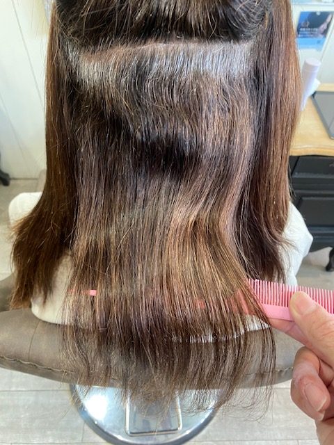 白髪染めを繰り返した40代・50代のエイジング毛に対し、中性〜酸性の薬剤を使用した縮毛矯正を施術