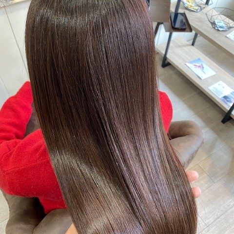 ダメージ毛が正しいヘアケア・髪質改善方法でダメージの解消紹介する記事のアイキャッチ画像。