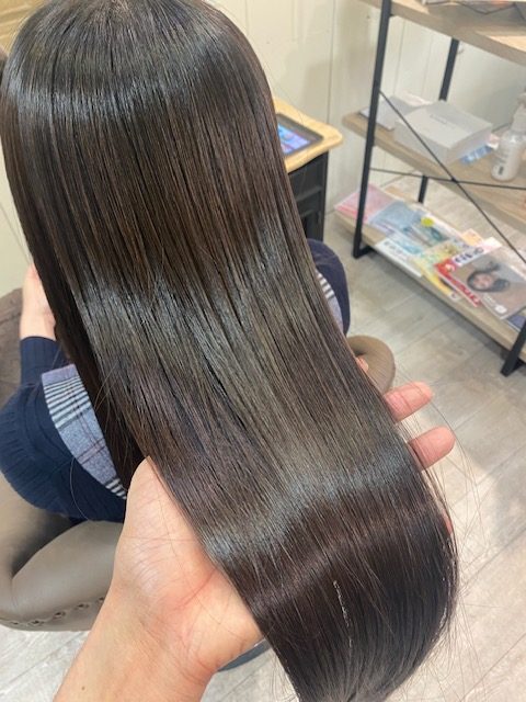 吹田の美容室ヘアサロンアリスの髪質改善縮毛矯正で仕上げた艶髪。ヘマチン・ケラチン・高濃度CMC配合で自然なツヤと柔らかい手触りを実現。