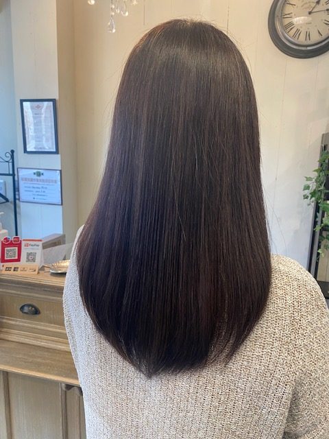 白髪染めを続けて髪がうねり広がるエイジング毛に縮毛矯正をした状態