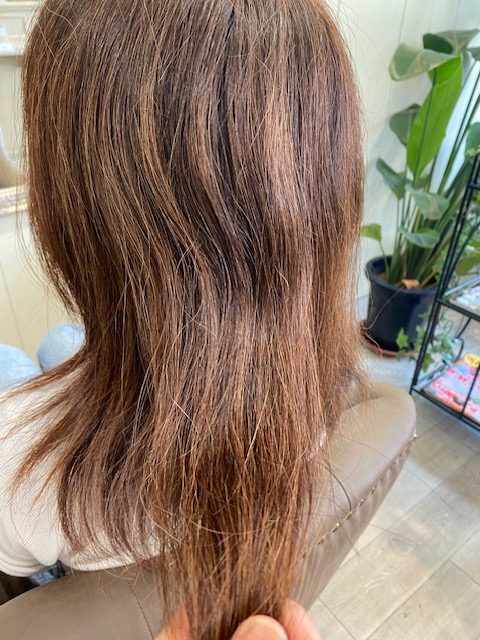 白髪染めを続けて髪がうねり広がるエイジング毛の状態