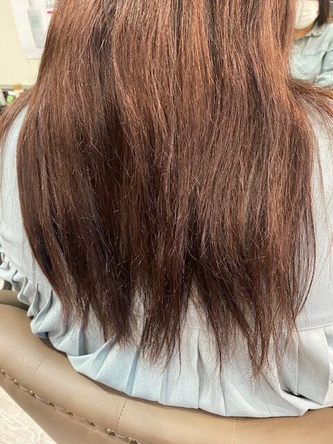 加齢による髪質変化と、エイジング毛のチリチリを改善・予防する方法を解説した記事のアイキャッチ画像