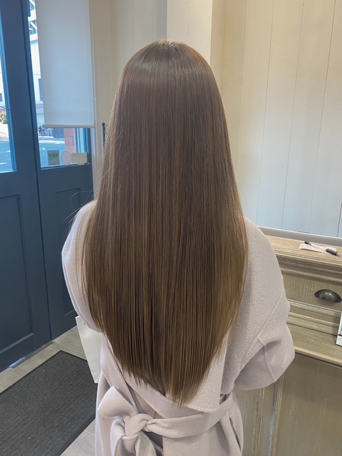 吹田で縮毛矯正毛にカラーをしている女性